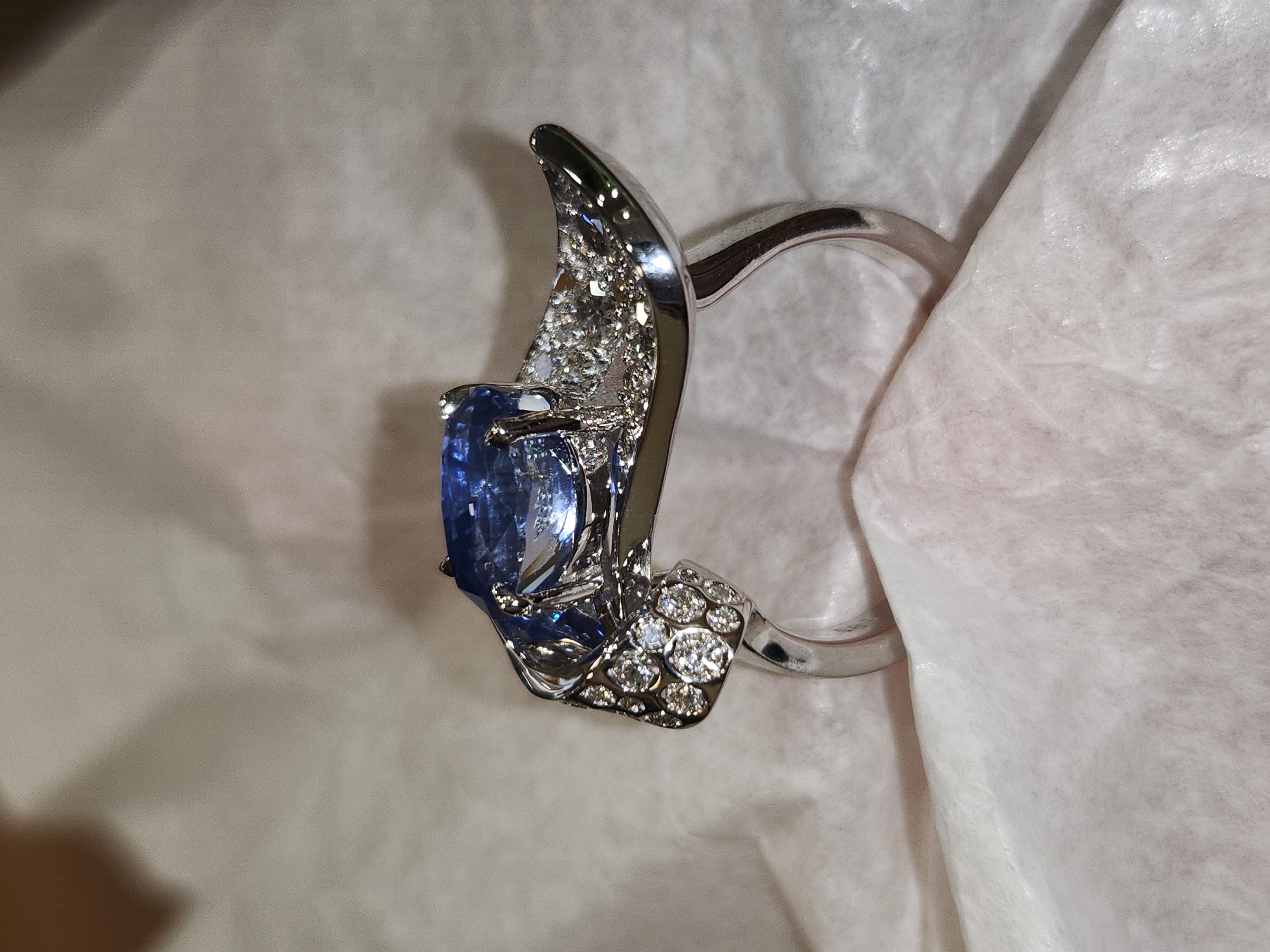골드 링을 모티프로 한 ES Jewelry 시그니처 비주얼